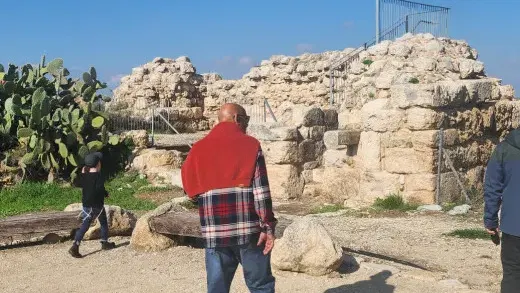 פריטור עתיקות ונופים בגבעת התיתורה במודיעין