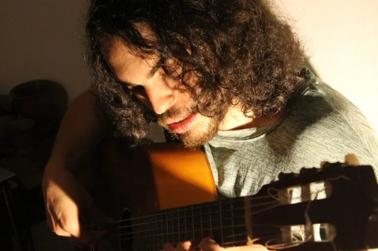 ים רביב – מכשף הגיטרה