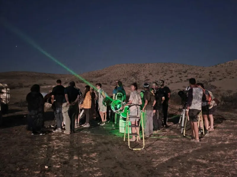 אוגוסט של מכתשים ושמי כוכבים