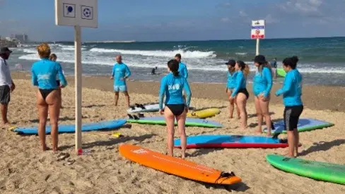 גלישת גלים קבוצתית לבוגרים