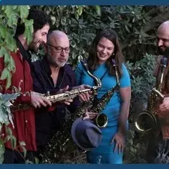 רזוננס בין הזמנים - סקסופונים מנגנים