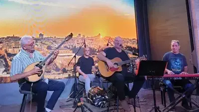 אמיר שרייבר והגרוב ביווני
