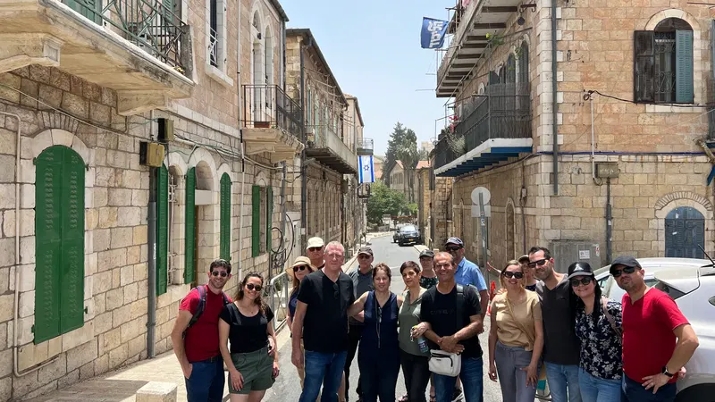 על ארמונות ופנתרים: הסיור והסיפור של שכונת מוסררה