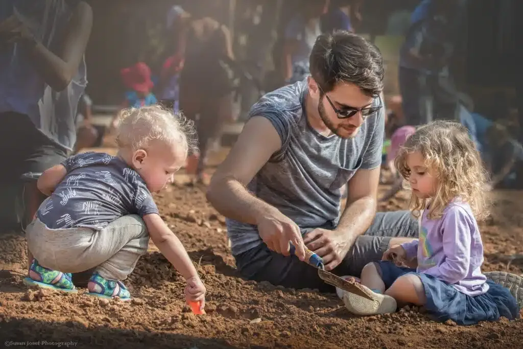 זריעה והטמנת פקעות בגני יהושע
