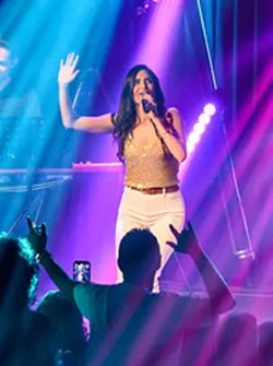 עדי אברהמי במופע להקה – ״זה מתחיל בצעד״