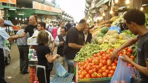 שוק ו' באשדוד: סיור בין מאכלים, זהויות וקהילות