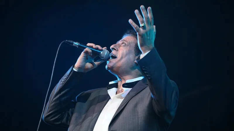 שימי תבורי במופע להקה
