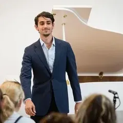 יונתן סניק - אגדת פסנתר ברחובות: רסיטלים חגיגיים של פסנתרנים מובילים זוכי תחרויות בינלאומיות