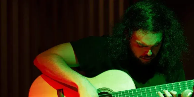 ים רביב – מכשף הגיטרה
