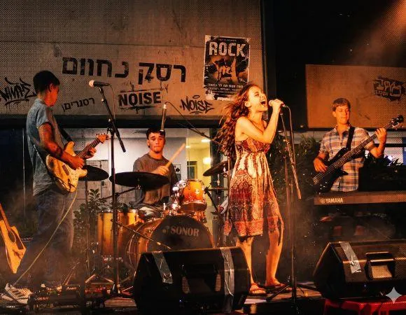 רעש טוב בחצר: שישי של מוזיקה חיה, המבורגרים וגרוב גלילי ב – Backyard של מזקקת יוליוס