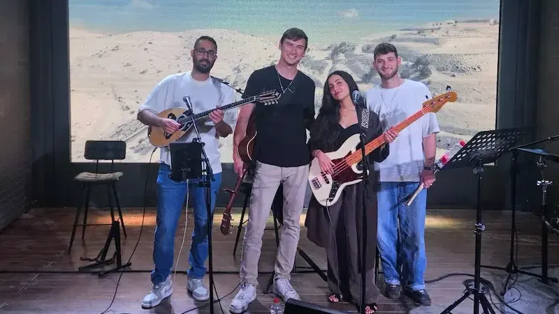 אאורה