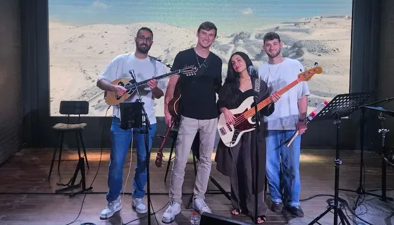 אאורה