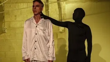 מאחוריך - תיאטרון אורתו דה