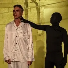 מאחוריך - תיאטרון אורתו דה