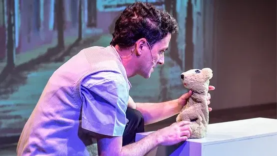 המחזה "בר ומחתרת הצעצועים" - תיאטרון לגעת בזיכרון