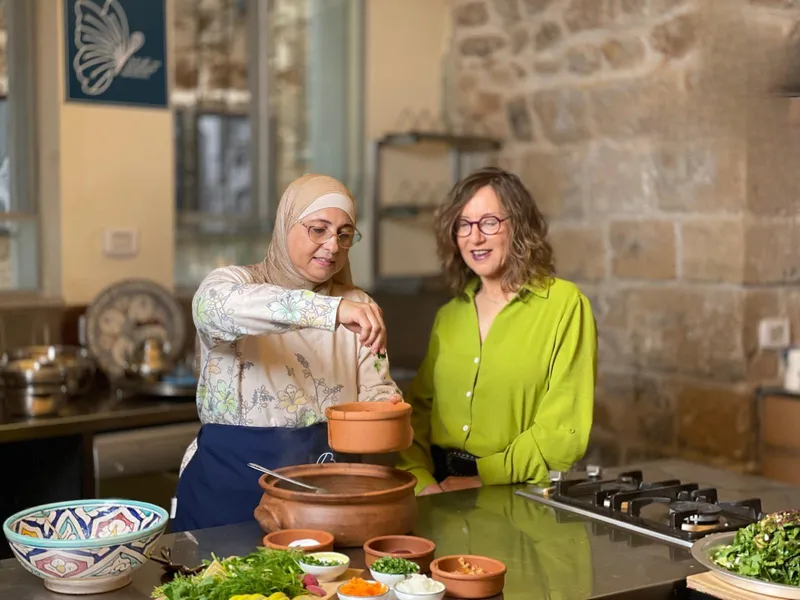 מרקים וסיפורים בגליל: מורת הדרך ד”ר שלי אן פלג בבית אלפראשה