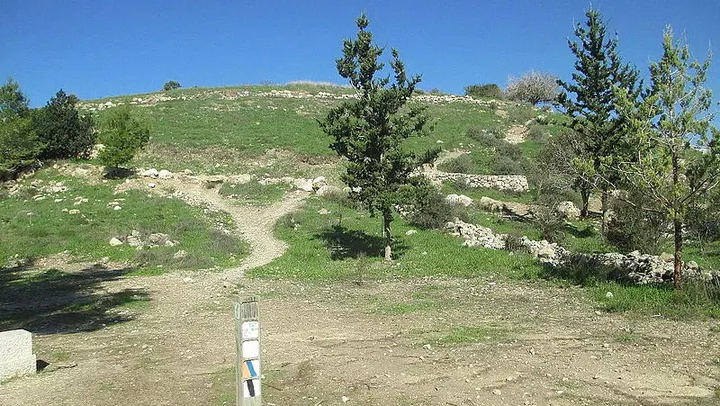 טבע והיסטוריה בפארק בריטניה: מחניון הפרפר עד תל עזקה