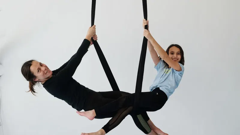 עפים ב-FlyFit: שיעור אקרובטיקה אווירית להורים וילדים