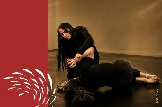 מלחמה מתחת לחולצה | מופע מחול-שירה מאת פאטמה אח'תסארי, ענבל אושמן