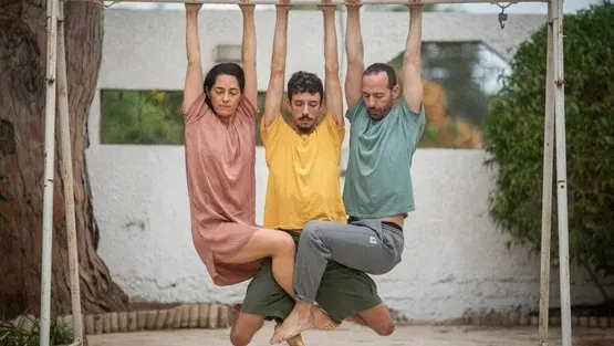 מחול בגובה העיניים- "לשחרר ולהחזיק"