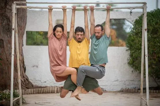 מחול בגובה העיניים- "לשחרר ולהחזיק"