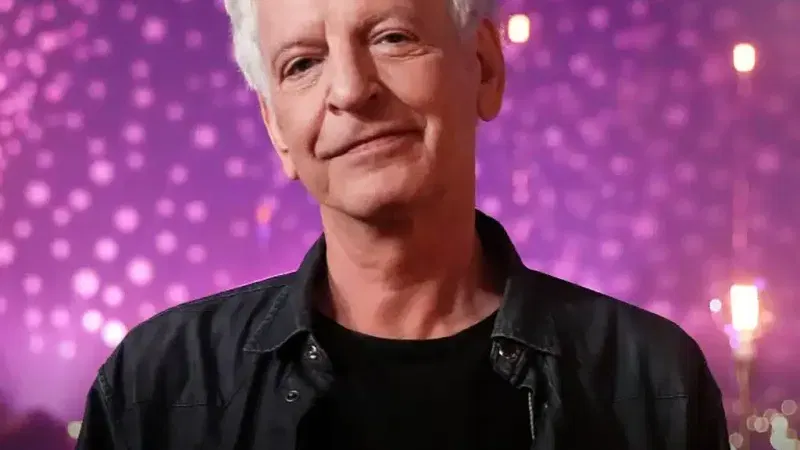 שלום חנוך עם משה לוי ועומרי אגמון – יציאה