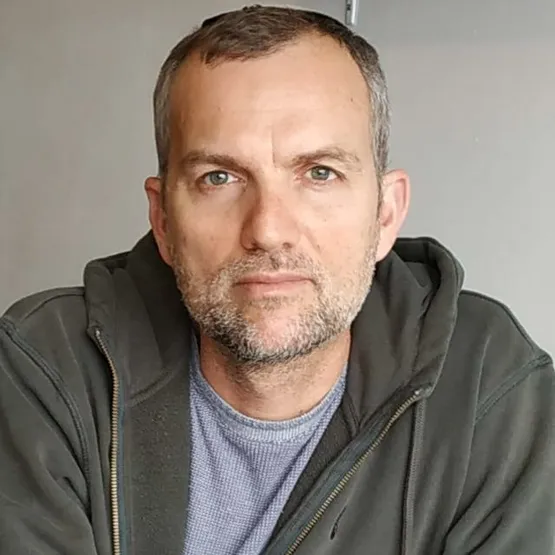 הרצאה של הבמאי לייזי שפירא על תהליך יצירת סדרת הדרמה "התנתקות" בכאן 11. לייזי (אליעזר) שפירא - יוצר בתחום הטלוויזיה, תסריטאי, במאי ומרצה. במרכז לתרבות ע"ש עופרה חזה