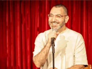 אורן זוזל במופע סטנדאפ