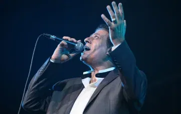 שימי תבורי במופע להקה
