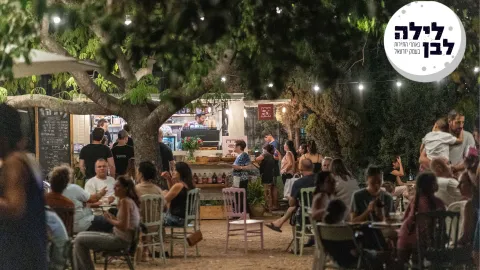 לילה לבן בעגלת קפה דורה
