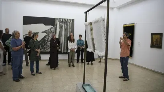 שיח גלריה עם האוצר ידידיה גזבר