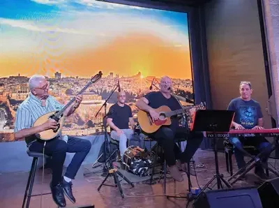 אמיר שרייבר והגרוב ביווני