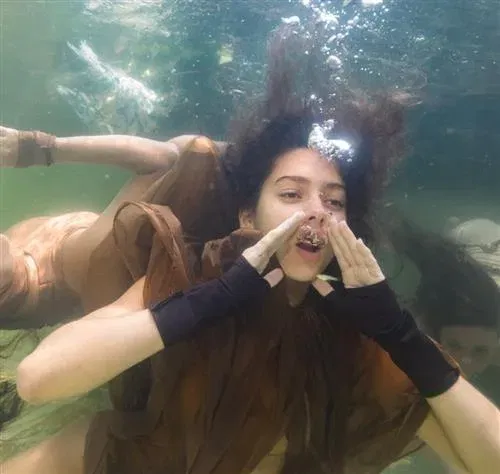פתיחת התערוכה עיר על מים סוערים