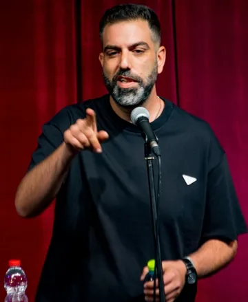 דניאל כהן במופע סטנדאפ