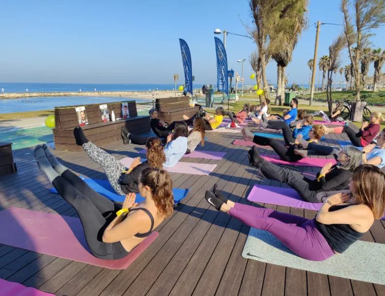 תרגול האטה יוגה במרכז הצוק