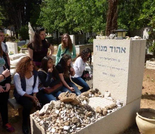 פריטור מזמר בעקבות אהוד מנור בבנימינה