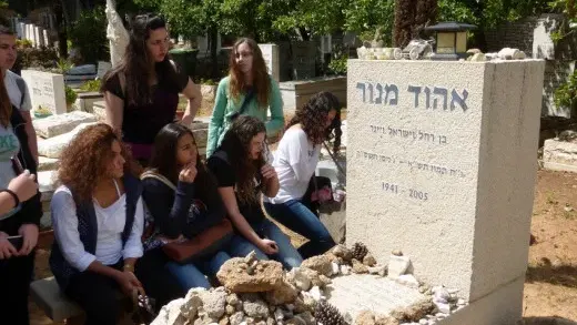 פריטור מזמר בעקבות אהוד מנור בבנימינה