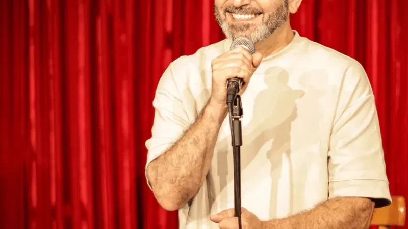 אורן זוזל במופע סטנדאפ