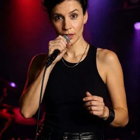 מיטל אבני במופע סטנדאפ - באבי בר הוד השרון