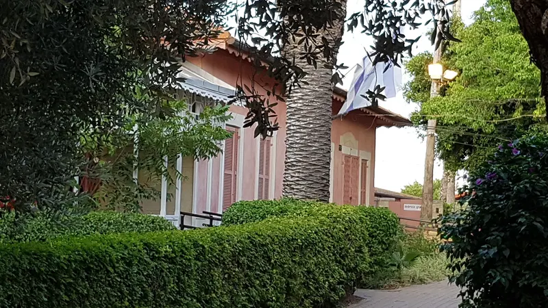 אלף נשיקות לך אהובתי: בעקבות אהבה ומחתרת בזכרון יעקב