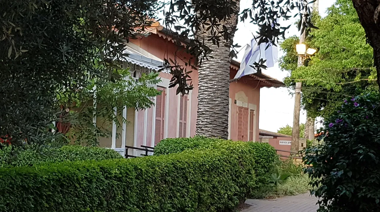 אלף נשיקות לך אהובתי: בעקבות אהבה ומחתרת בזכרון יעקב