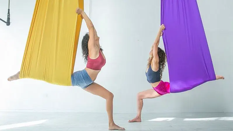 שיעור יוגה ואקרובטיקה אוירית עם ערסל למתחילים:)