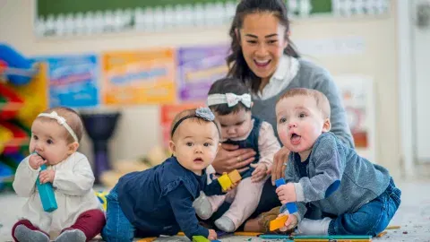 מפגש התפתחותי חוויתי לקטנטנים: חגיגה עם מצנח