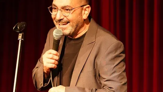 אורן זוזל במופע סטנד אפ