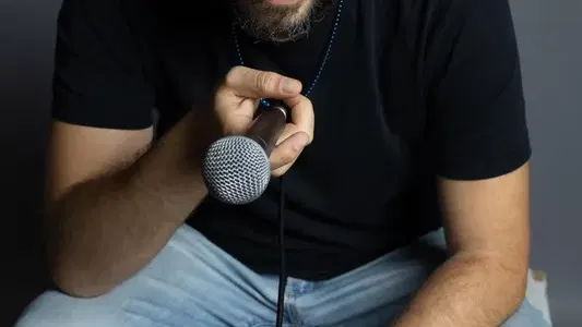 אוהד מימרן במופע סטנד אפ