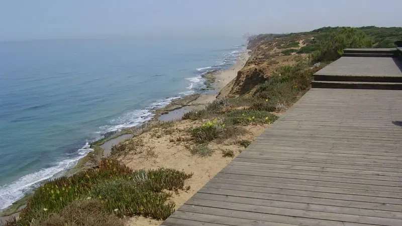 טיול שקיעה בשישי בגן לאומי חוף השרון