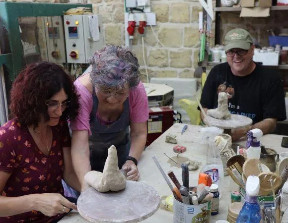 “יצירת אישה” – סדנת פיסול עם הפסלת ורדה יתום