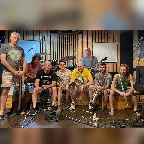 SECOND OPINION - Nine Voices. One Sound