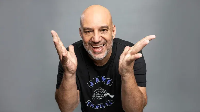 אחיק חממי במופע "מיקור חוץ"