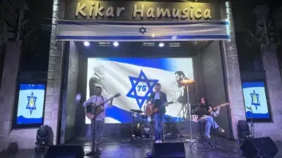 אאורה